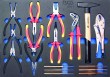 Bandeja 3/3 de polifoam con 17 pcs alicates circlips y vde + botadores (3 - 8 mm) + mordaza grip + martillo (dotacion carro)