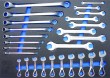 Bandeja 3/3 de polifoam con 8 llaves fijas (6 x 7 - 20 x 22 mm) + 8 estrella acodada (6 x 7 - 20 x 22 mm) + 10 mini combinada c/trinquete (10 - 19 mm) (dotacion carro)