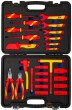 Estuche combinado de maneral en *t* 3/8" aislado vde 1.000 v. + 9 vasos largos 3/8" hex. (7 - 22 mm) + 6 llaves fijas 1 boca (7 - 17 mm) + 4 destornilladores planos y cruz + carraca 3/8"+ 2 alicates